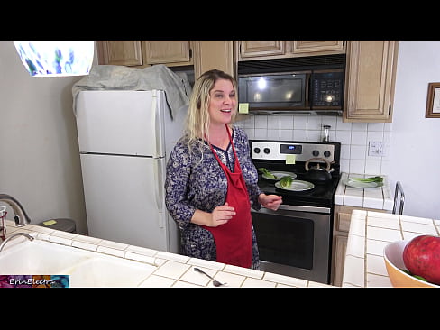 ❤️ A madrasta a ordenhá-lo na cozinha antes do seu encontro Sexo vídeo em porno pt.villagesexvideos.ru ❌